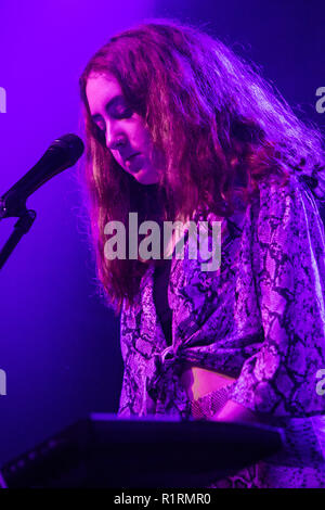 Milan Italie. 14 novembre 2018. Le groupe pop britannique A TABLE GRAND-MÈRE il se produit sur scène à l'ouverture de la Fabrique de montrer Airbourne. Credit : Rodolfo Sassano/Alamy Live News Banque D'Images