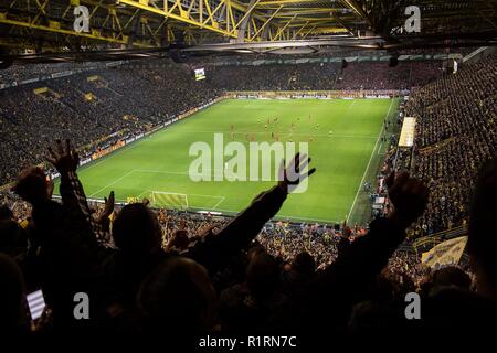 Dortmund, Allemagne. 10 Nov, 2018. Fonction, fans sur les tribunes du sud encourager votre équipe, dans l'arrière-plan le terrain de jeu. Soccer 1.Bundesliga, 11.journée, Borussia Dortmund (NE) - FC Bayern Munich (M) 3 : 2, 10/11/2018 à Dortmund/Allemagne. # #  DFL règlement interdit toute utilisation des photographies comme des séquences d'images et/ou quasi-vidéo # #  | Conditions de crédit dans le monde entier : dpa/Alamy Live News Banque D'Images