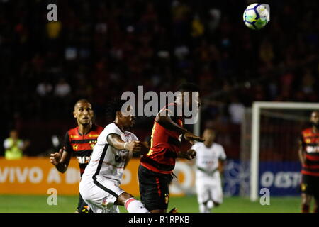 Recife, Brésil. 14Th Nov, 2018. PE - Recife - 14/11/2018 - Un brésilien en 2018, Sport Recife vs Vitoria - BA - Sport player différends offre avec Vitoria player lors d'un match à Ilha do Retiro pour le championnat brésilien UN 2018. Photo : Paulo Paiva/AGIF : Crédit AGIF/Alamy Live News Banque D'Images