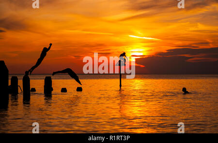 UK : Météo Aberystwyth, Ceredigion, pays de Galles de l'Ouest. Dimanche 9 Mai 2016 à 25 températures ont acheté les gens de profiter du magnifique coucher de soleil. Stud Banque D'Images