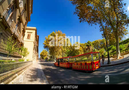 Tramway rouge traditionnel dans la ville de Palerme, capitale de la Sicile - Italie Banque D'Images