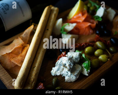 Assiette de fromage avec du saumon, citron, pain et stcks olivas Banque D'Images