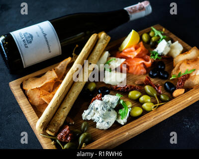 Assiette de fromage avec du saumon, citron, pain et stcks olivas Banque D'Images