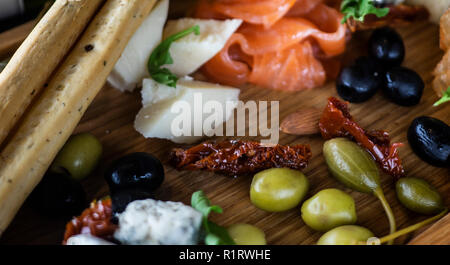 Assiette de fromage avec du saumon, citron, pain et stcks olivas Banque D'Images