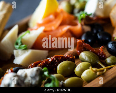 Assiette de fromage avec du saumon, citron, pain et stcks olivas Banque D'Images