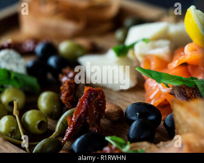 Assiette de fromage avec du saumon, citron, pain et stcks olivas Banque D'Images