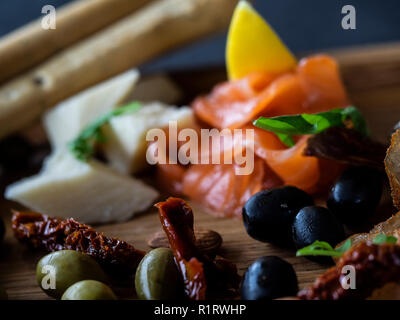 Assiette de fromage avec du saumon, citron, pain et stcks olivas Banque D'Images