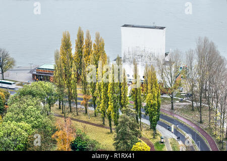 Rotterdam, Pays-Bas, le 12 novembre 2018 : Vue aérienne de l'entrée et de ventilation des bâtiments Maastunnel, la Nieuwe Maas (rivière) et les adja Banque D'Images