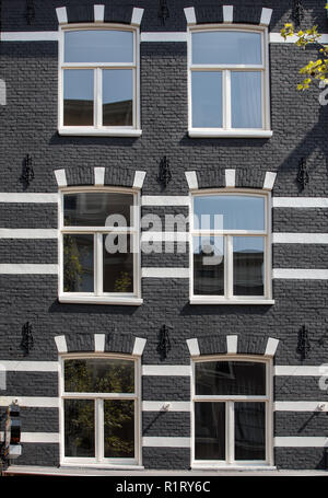 Historique traditionnelles maisons à pignon néerlandais à côté de canal à Amsterdam aux Pays-Bas Banque D'Images