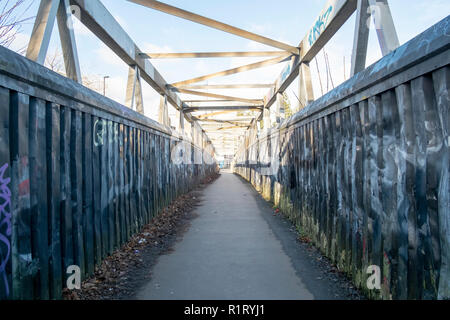 Passerelle en fer Heaton Newcastle upon Tyne avec urban decay et graffiti Banque D'Images