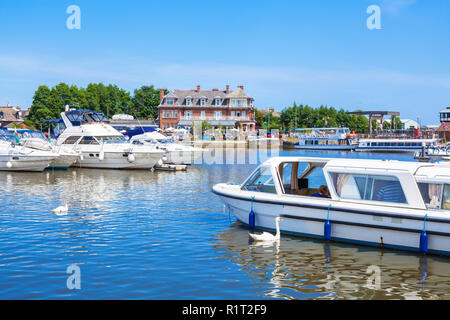 Lowestoft Lowestoft Oulton grands bateaux et yachts en face de l'hôtel The Swan House sur le large au large Oulton Suffolk Lowestoft nord Angleterre Angleterre Europe Banque D'Images