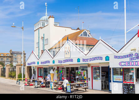 Le Lowestoft Beach Hut cafe ice cream shop près de Royal Norfolk et Suffolk Royal Yacht Club de mer ordinaire Lowestoft Suffolk Angleterre UK GO Europe Banque D'Images