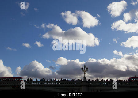 Londres, Angleterre - le 12 février 2018. Avis de personnes sur le pont de Westminster en tenant vos autoportraits, Londres, Angleterre, le 12 février 2018. Banque D'Images