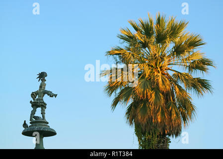 Sculpture d'un soldat portant une trompette ou Tuturutu fontaine sur top vers le palmier, Plaza de Armas, Arequipa, Pérou Banque D'Images