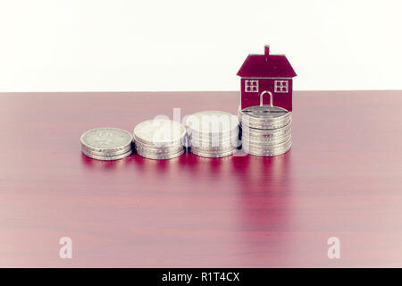 Figure miniature,pile de pièces et de métal chambre réplique pour investissement immobilier concept Banque D'Images