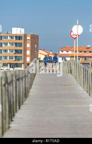 Leca da Palmeira/Porto/Portugal - 1004 2018 : avis de passage pour piétons, avec les touristes, l'arrière-plan de marche avec les bâtiments et le ciel, ciel bleu, en Leca Banque D'Images