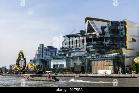 Bangkok, Thaïlande - 11 novembre 2018 : Iconsiam les centres commerciaux haut de gamme un nouveau monument à proximité de la rivière Chao Phraya à Bangkok en Thaïlande. Banque D'Images