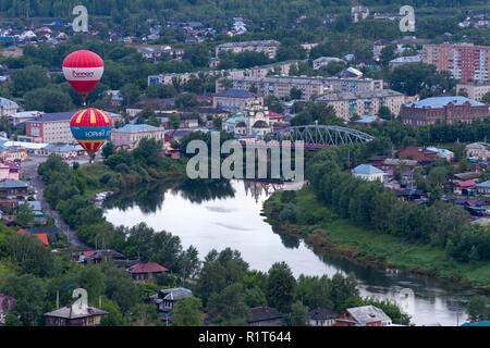 KUNGUR, URAL / RUSSIE - juillet 4 , 2009 : l'air (à partir d'accueil hot air balloon) à Sylva River Bridge et deux ballons, Kungur, Juste Ciel de l'Oural, Kungur. Banque D'Images