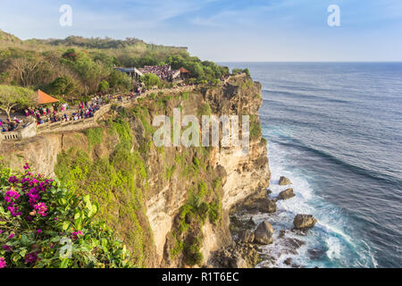 Les gens qui marchent sur le bord de la falaise à Ulu Watu, Bali, Indonésie Banque D'Images