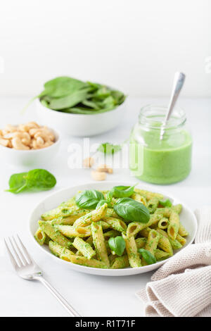 Pâtes penne aux épinards sauce pesto au basilic Banque D'Images