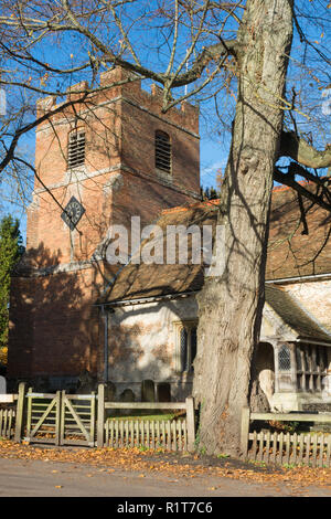 L'église paroissiale de Rotherwick, datant du 13e siècle, dans la rue dans le petit village de Rotherwick dans le Hampshire, au Royaume-Uni Banque D'Images