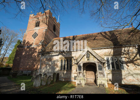 L'église paroissiale de Rotherwick, datant du 13e siècle, dans la rue dans le petit village de Rotherwick dans le Hampshire, au Royaume-Uni Banque D'Images