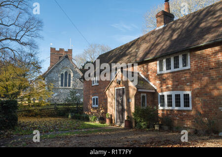 Église paroissiale et Église Rotherwick Cottage, dans la rue dans le petit village de Rotherwick dans le Hampshire, au Royaume-Uni Banque D'Images