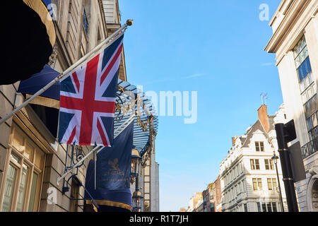 La rue Arlington face au nord, où l'Hôtel Ritz est situé à Londres, Royaume-Uni. Banque D'Images