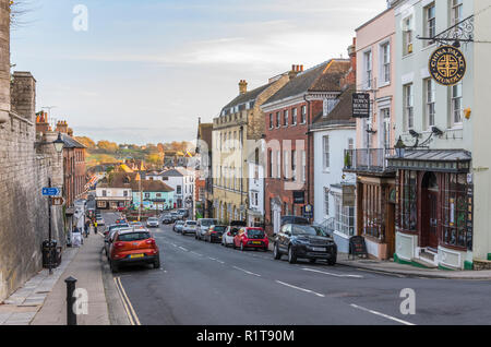 Regardant vers le bas de la rue principale à Arundel, West Sussex, Angleterre, Royaume-Uni. Banque D'Images