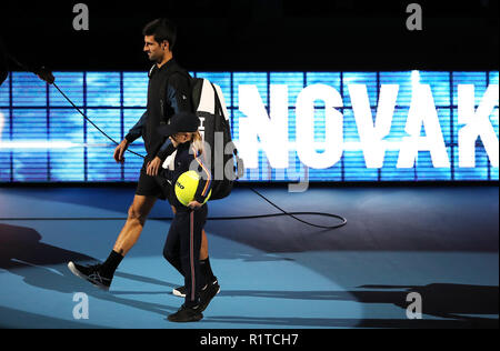 Novak Djokovic avant le début de son match de singles pendant le quatrième jour des finales de Nitto ATP à l'O2 Arena, Londres. APPUYEZ SUR ASSOCIATION photo. Date de la photo: Mercredi 14 novembre 2018. Voir PA Story TENNIS Londres. Le crédit photo devrait se lire comme suit : John Walton/PA Wire. . Banque D'Images