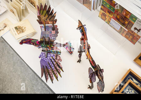 Sculpture en bois coloré et lumineux de l'aigle et l'afficher au Louvre Abu Dhabi, UAE Banque D'Images