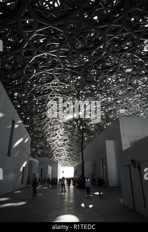 Touriste en visite Louvre Abu Dhabi, UAE Banque D'Images