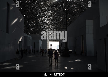 Touriste en visite Louvre Abu Dhabi, UAE Banque D'Images