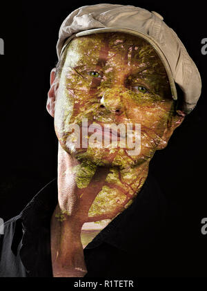 Portrait d'un homme à double exposition avec des arbres forestiers Banque D'Images