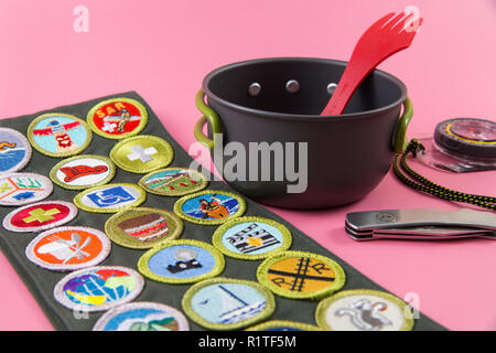 SAINT LOUIS, UNITED STATES - Aug 22, 2018 : un badge du mérite de la guillotine Boy Scouts of America (BSA) ainsi que des fournitures de randonnée sur fond rose Banque D'Images