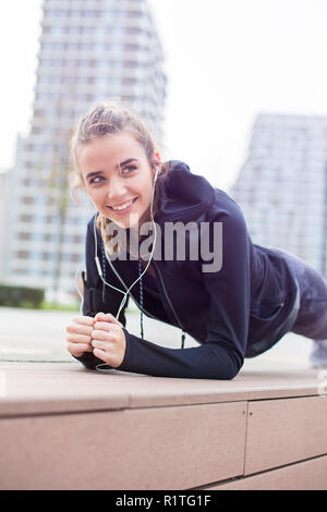 Monter youn femme plank exercer en milieu urbain à l'extérieur de l'environnement Banque D'Images