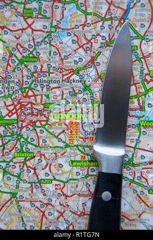 Londres, Royaume-Uni - 14 NOVEMBRE 2018 : un couteau sur une carte de Londres, en Angleterre. La criminalité à Londres concept couteau Banque D'Images