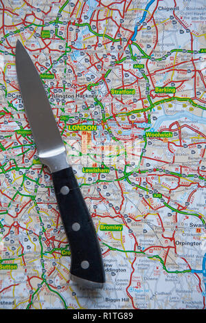 Londres, Royaume-Uni - 14 NOVEMBRE 2018 : un couteau sur une carte de Londres, en Angleterre. La criminalité à Londres concept couteau Banque D'Images