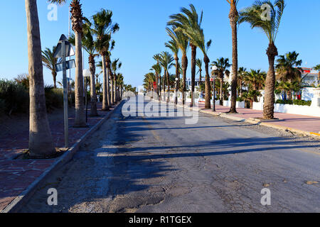 La route de la côte à Playa Tropicana le long de la Costa de Azahar, Espagne de Alcossebre Banque D'Images