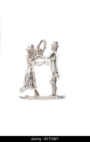 Portrait d'un collier pendentif représentant un couple dancing isolé sur blanc - John Gollop Banque D'Images