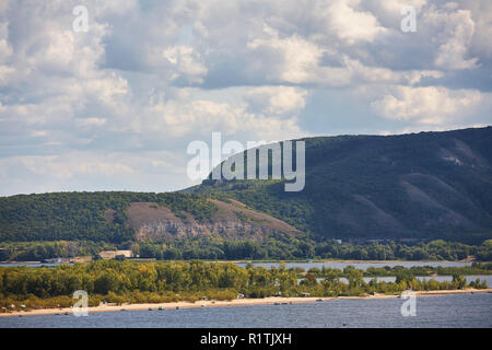 River contre le ciel nuageux avec des nuages et de la forêt. Banque D'Images