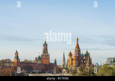 Moscou, Russie - 13 novembre 2018 : vue sur la cathédrale Saint-Basile et Spasskaya Bashnya sur la Place Rouge à partir de la plate-forme d'observation au parc Zaryadye Banque D'Images