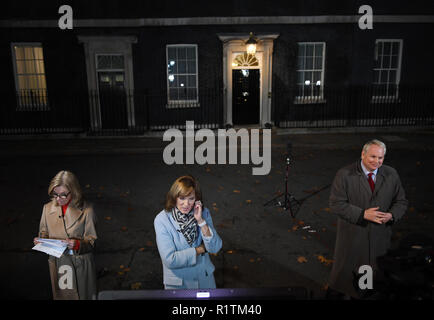 (De gauche à droite) présentateur Mary Nightingale ITV News, BBC News presenter Fiona Bruce et Sky News présentateur Adam Boulton rapport de Downing Street, Londres. Banque D'Images