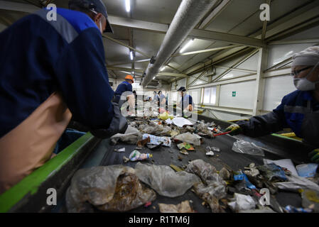 Le tri manuel direct, à l'installation de traitement des déchets mixtes à Astrakhan, Russie Banque D'Images