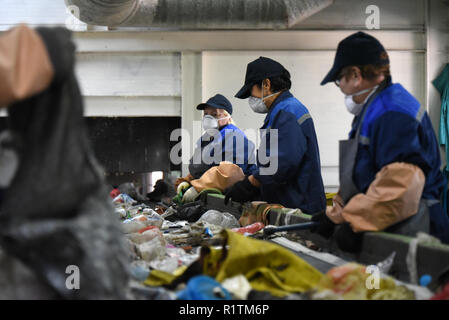 Le tri manuel direct, à l'installation de traitement des déchets mixtes à Astrakhan, Russie Banque D'Images