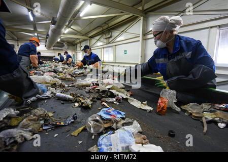 Le tri manuel direct, à l'installation de traitement des déchets mixtes à Astrakhan, Russie Banque D'Images