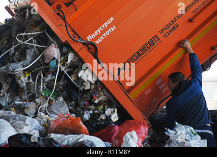 Véhicule de collecte de déchets le déchargement à l'usine de traitement des déchets mixtes à Astrakhan, Russie Banque D'Images