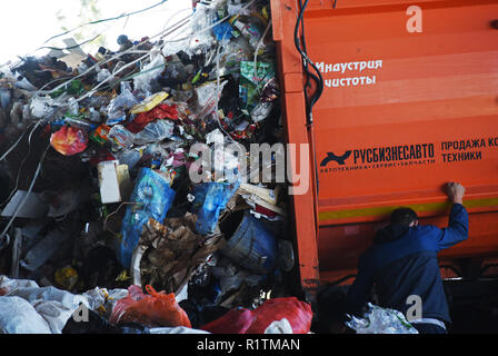 Véhicule de collecte de déchets le déchargement à l'usine de traitement des déchets mixtes à Astrakhan, Russie Banque D'Images
