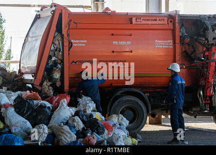 Véhicule de collecte de déchets le déchargement à l'usine de traitement des déchets mixtes à Astrakhan, Russie Banque D'Images