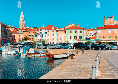 Digue de la marina avec des bateaux dans la mer Adriatique à Izola, Slovénie ville de pêche Banque D'Images